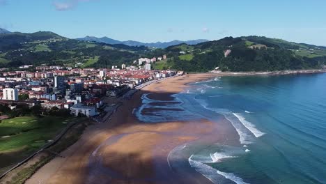 Luftaufnahme-Von-Zarautz-Und-Seinem-Strand,-Spanien