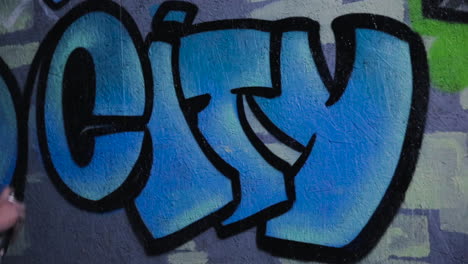 una imagen de la palabra ciudad pintada con pintura en aerosol en una pared para formar graffiti