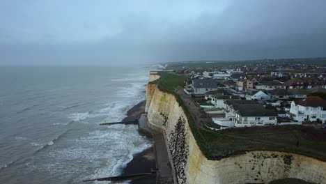 Un-Dron-Disparó-A-La-Ciudad-Y-La-Costa-De-Peacehaven-En-East-Sussex,-Inglaterra