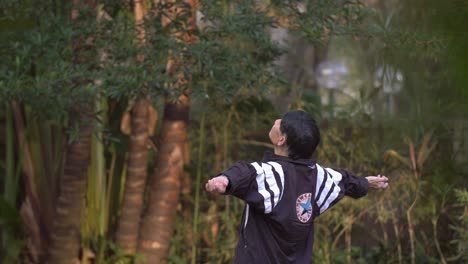 Man-Exercising-in-Hong-Kong-Park