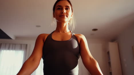 mujer practicando yoga en casa