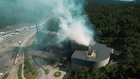 Tomas-De-Drones-De-Un-Incendio-Debido-A-Una-Explosión-En-Una-Estación-De-Reciclaje-De-Basura-En-Kristiansand,-Noruega