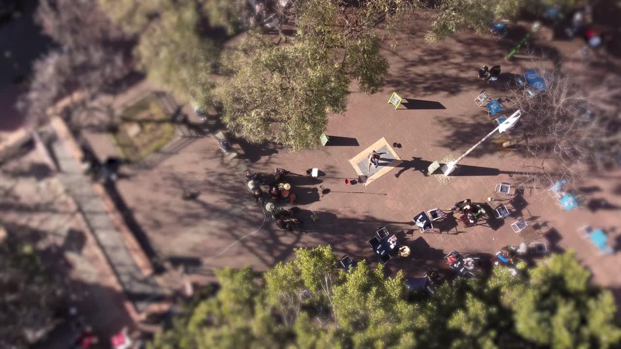 vista aérea de una pareja bailando tango en el parque