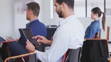 hombre de negocios usando una tableta digital en la sala de conferencias