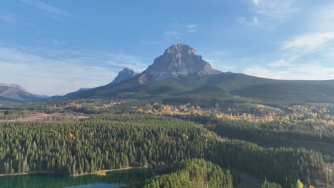 de izquierda a derecha panorámica lenta de la montaña crowsnest en el paso crowsnest en alberta, canadá