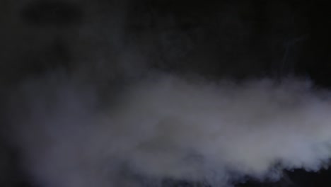 spray de humo con luz rgb en fondo negro.