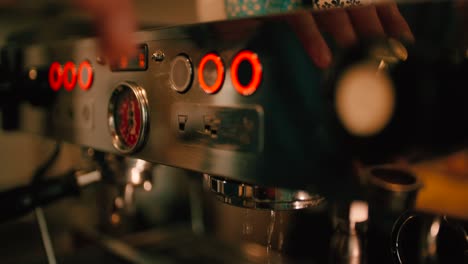 preparando un café expreso a cámara lenta