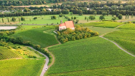 drohnenflug um die kleine kirche "maria im weingarten" in der nähe von volkach am fluss main in deutschland