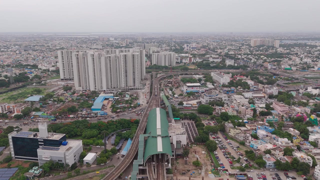 La stazione della metropolitana di Koyambedu si erge sotto le torri mentre un drone avanza su Chennai