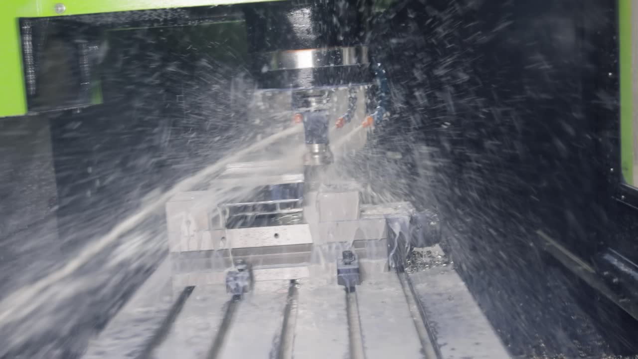 작동 중 cnc 밀링 기계