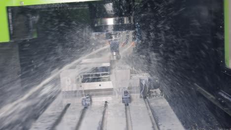 máquina de fresado cnc en funcionamiento