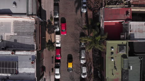 imágenes aéreas de drones del centro de buenos aires argentina rastreando un taxi