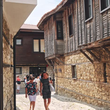 la gente camina por las calles adoquinadas de la antigua nessebar.