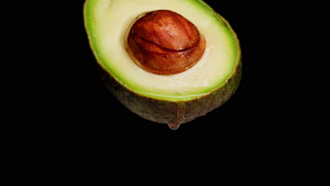 primer plano de un aguacate cortado