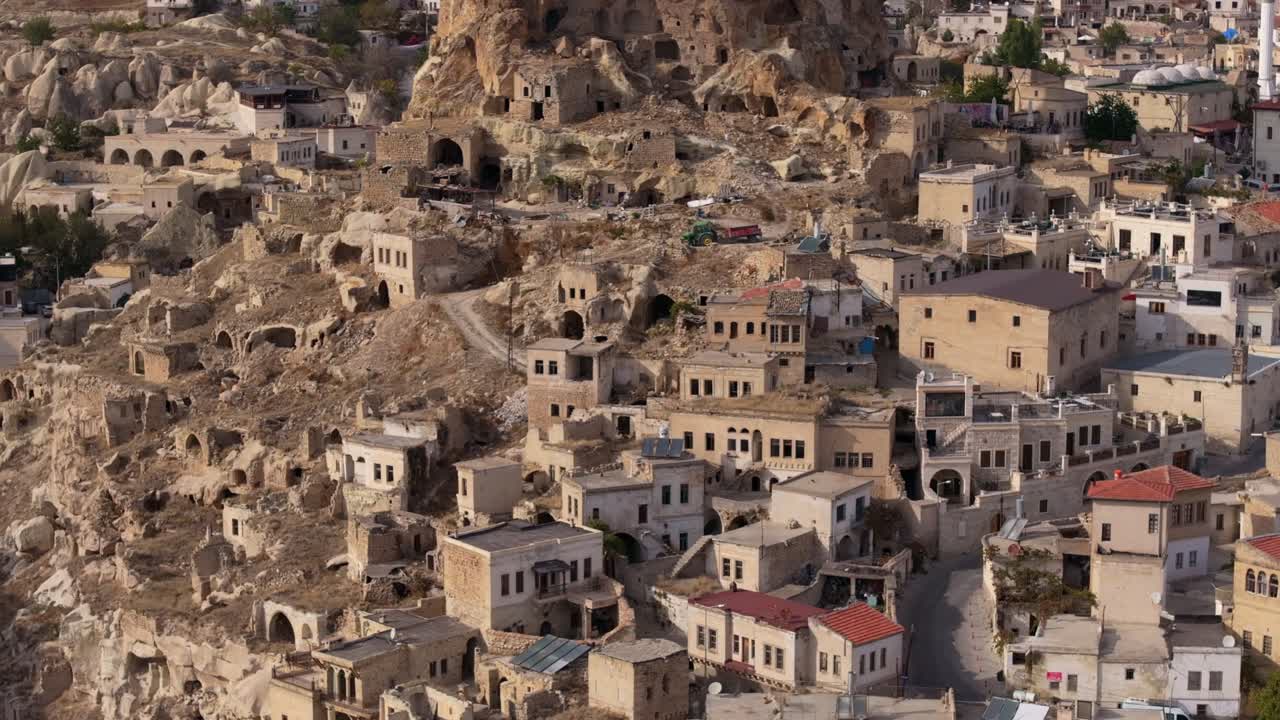 Taş çatıların arasında tarihi Ortahisar Kalesi'nin havadan görünümü, Türkiye.