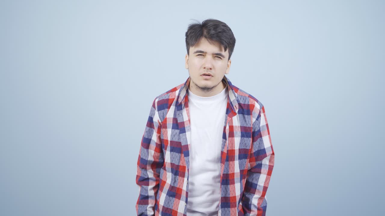 이상한 표정으로 카메라를 바라보는 남자.