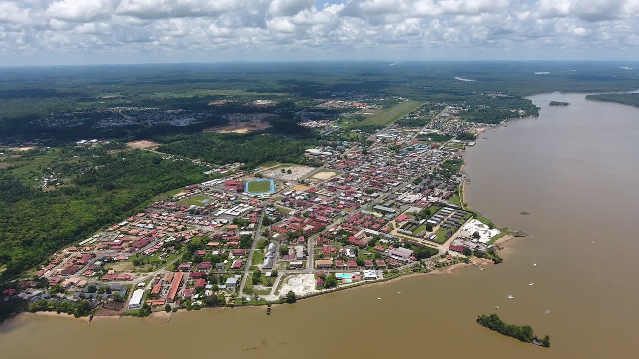 vista desde un avión no tripulado de saint laurent du maroni, una ciudad colonial francesa.