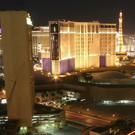 la cámara retrocede lentamente a través de una impresionante vista de lapso de tiempo de los casinos de las vegas