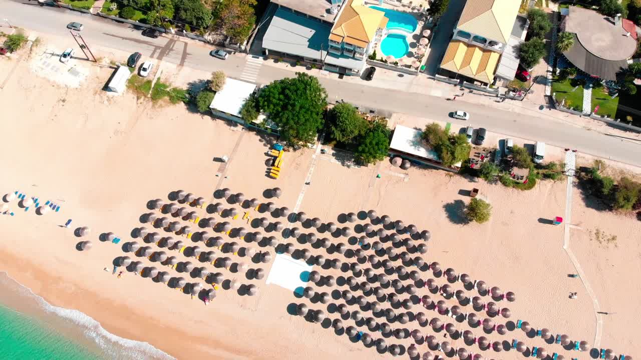 Sorvolo con drone di una bellissima spiaggia in Grecia.