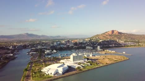 Drohne-über-Dem-Meer-Bewegt-Sich-An-Einem-Sonnigen-Morgen-Langsam-In-Richtung-Townsville-Hafen-Und-Stadt