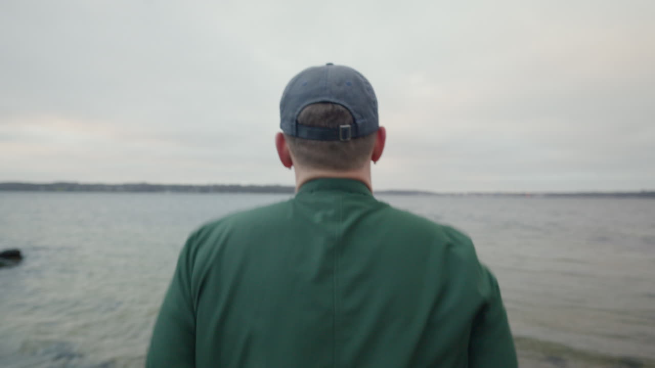 달리기 선수 는 새벽 에 호수  에서 달리기 를 준비 한다