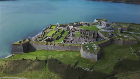 mittelalterliche ruinen von charles fort, touristenattraktion in irland - luftaufnahme