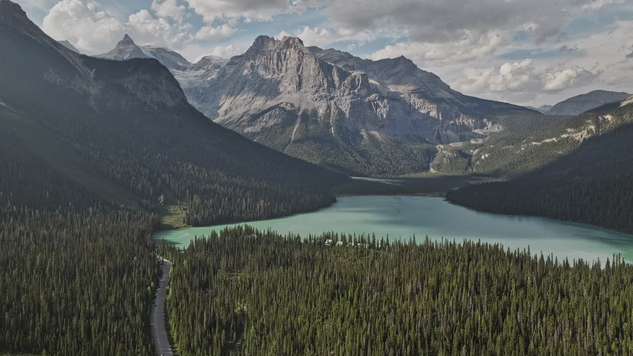 emerald lake bc canada aerial v7 cinematic flyover forest valley capturando el albergue a orillas del lago y el lago glacial verde rodeado de montañas en el parque nacional yoho - filmado con mavic 3 pro cine - julio 2023