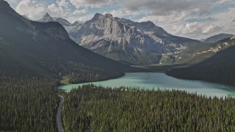 Emerald-Lake-BC-Canadá-V7-Aéreo-Cinematográfico-Sobrevuelo-Del-Valle-Del-Bosque-Que-Captura-El-Albergue-Junto-Al-Lago-Y-El-Lago-Glacial-Verde-Rodeado-De-Montañas-En-El-Parque-Nacional-Yoho---Filmado-Con-Mavic-3-Pro-Cine---Julio-De-2023