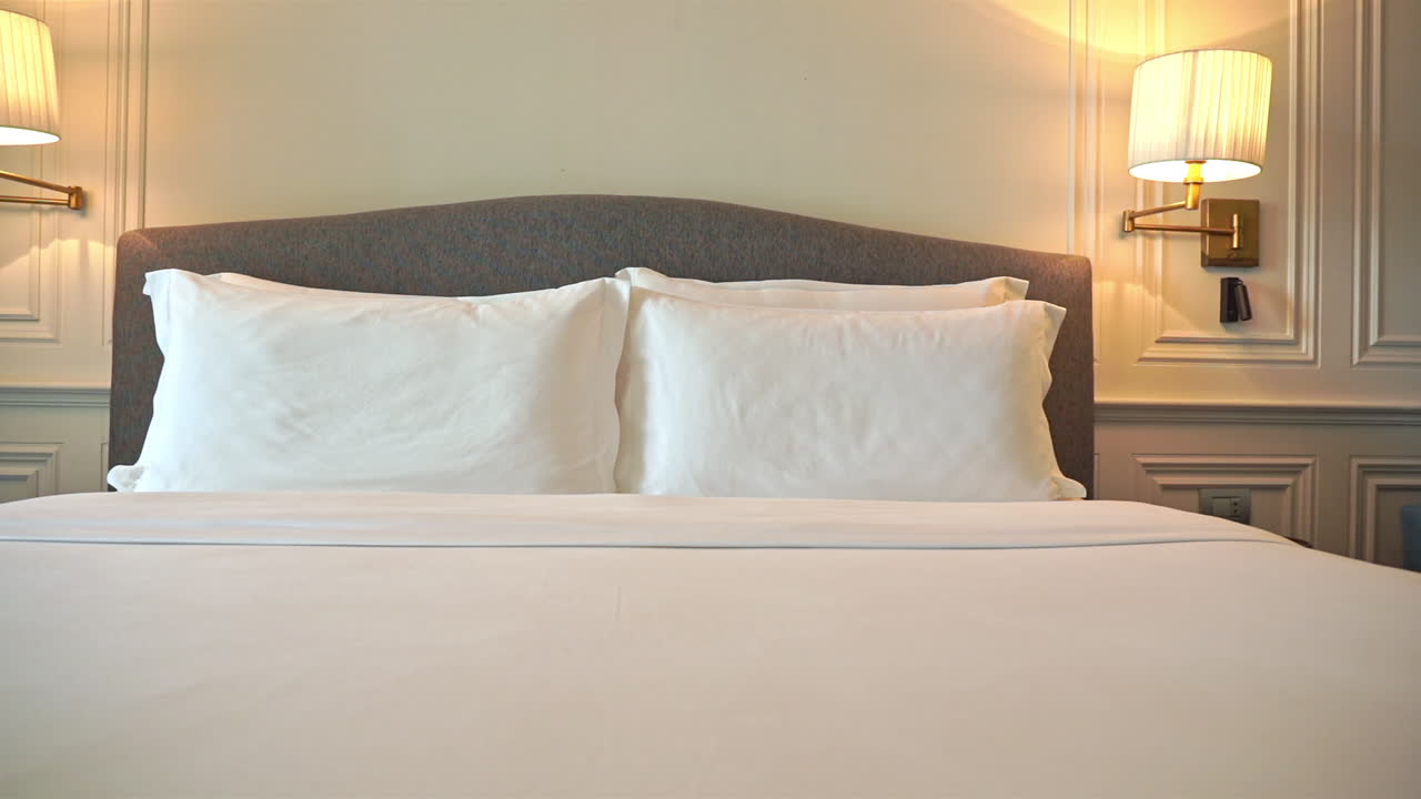 интерьер спальни старинного классического отеля, пан слева