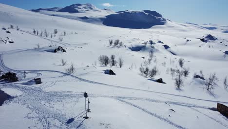 Cabañas-De-Montaña-En-Un-Paisaje-Helado---Stf-Unna-Allakas-En-Kiruna,-Suecia---Toma-Aérea-De-Drones