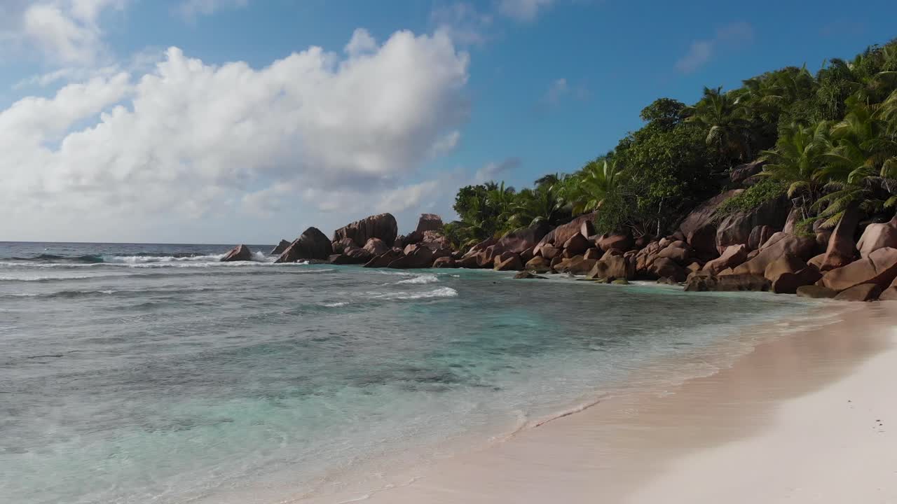 vista aérea de las playas blancas y aguas turquesas en anse coco, petit anse y grand anse en la digue, una isla de las seychelles