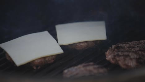 hamburguesas a la parrilla con queso en la barbacoa