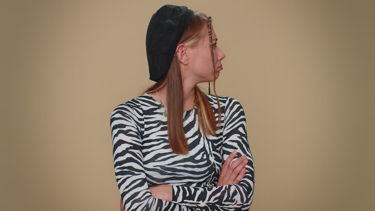 분노 한 여자 는 오해 를 겪고, 다 ⁇  후 좌절 하고, 의사 소통 을 무시 하고, 이야기 한다