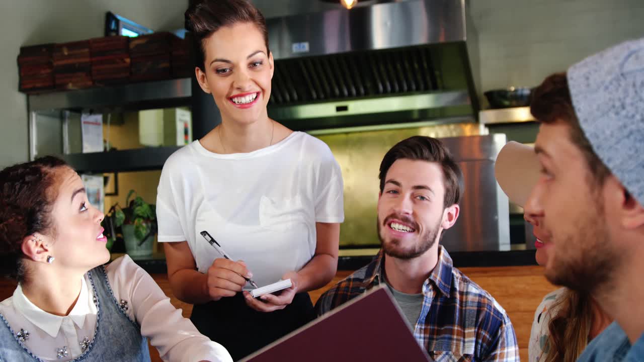 camarera tomando el pedido de los clientes