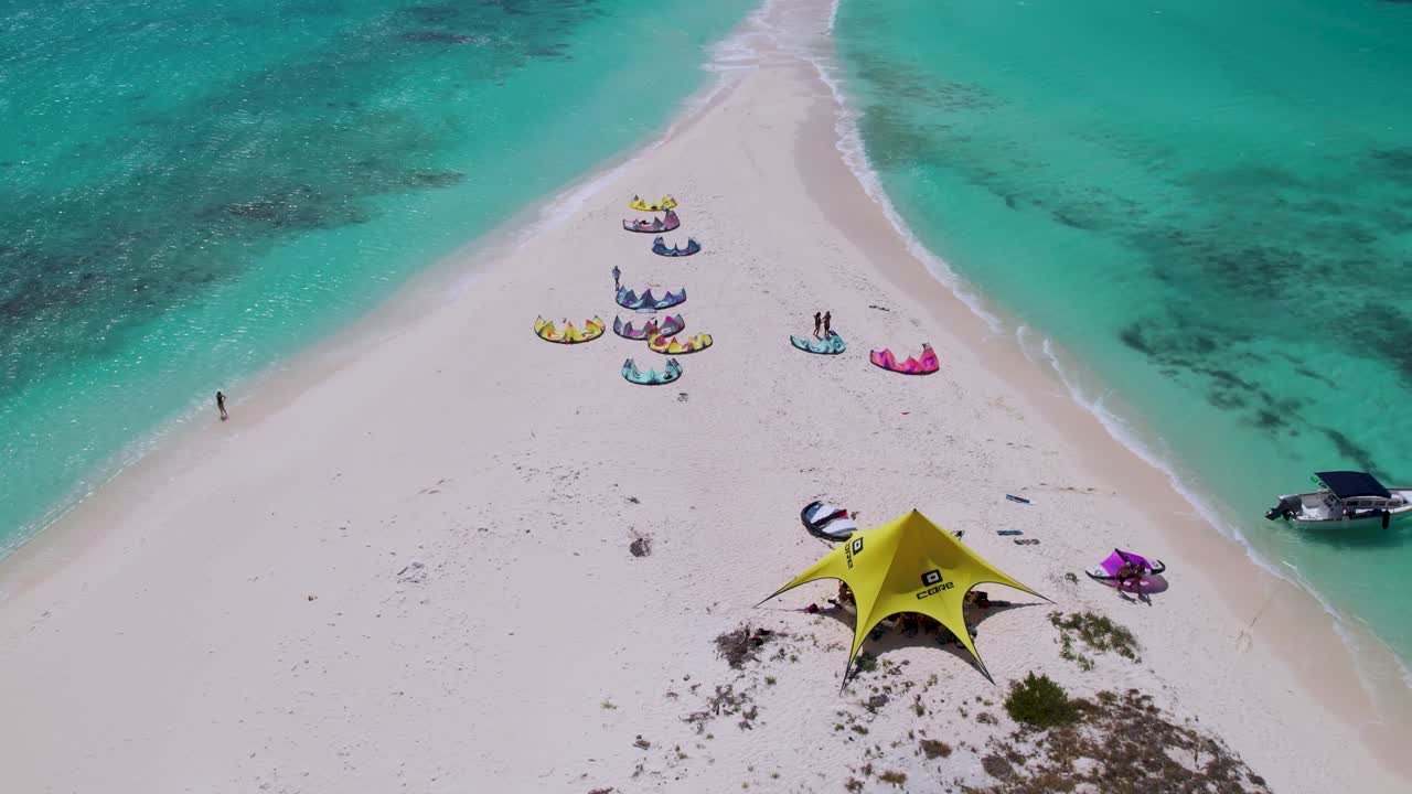 카이트 서퍼 들 의 공중 사진, 그 들 의 기지 위치 와 카이오 데 아구아 로스 로센스 지대