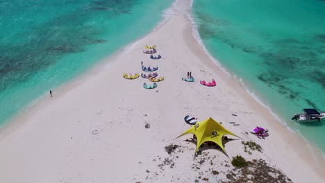 Luftaufnahmen-Von-Kitesurfern,-Ihrem-Basisstandort-Und-Dem-Isthmus-Wasserfall-Los-Rocks