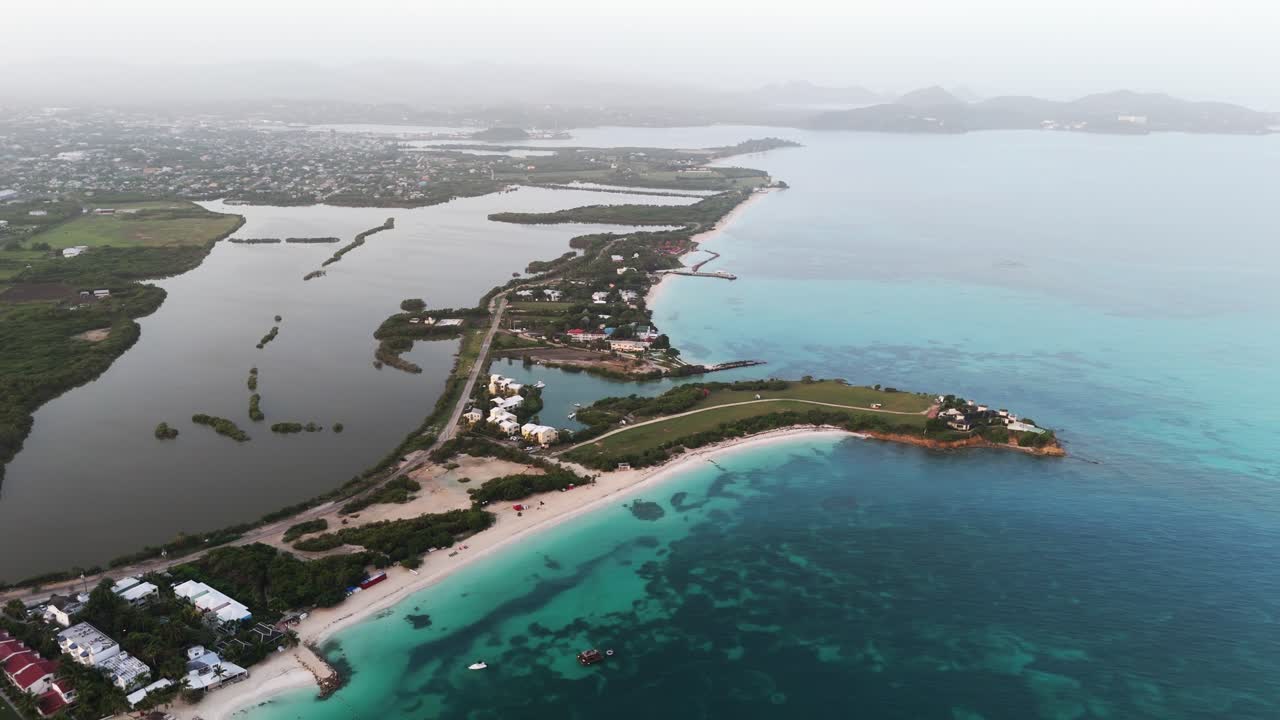 Vista aerea di una spiaggia e di una costa tropicale
