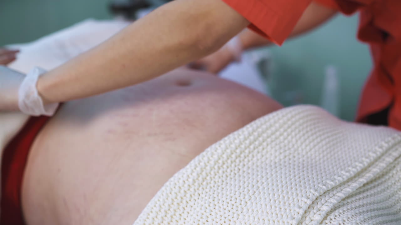 una donna copre un cliente in sovrappeso con un quadretto in clinica