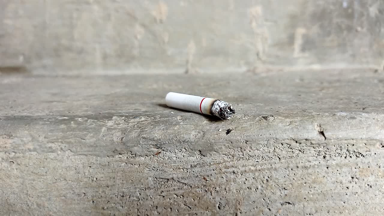 primer plano de un cigarrillo con una hermosa bocanada