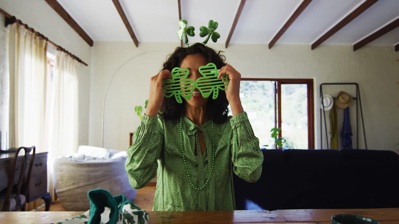 집 에서 초록색 안경 과 의상 을 입은 혼합 인종 여자 의 초상화