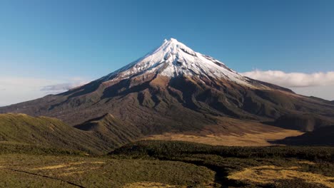 Erstaunliche-Naturkulisse-Des-Taranaki-Vulkans,-Neuseeländische-Landschaft---Rückzug-Aus-Der-Luft