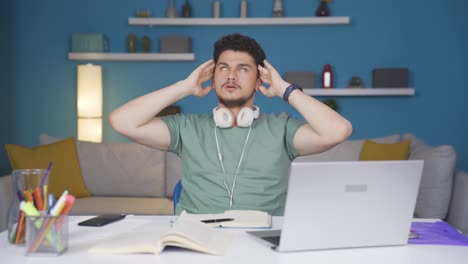 Estudiante-Varón-Con-Migraña.