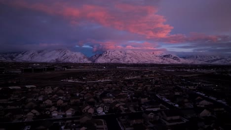 impresionantes nubes de puesta de sol sobre laderas de silicio en utah mientras pasa el tren de cercanías - paralaje aéreo