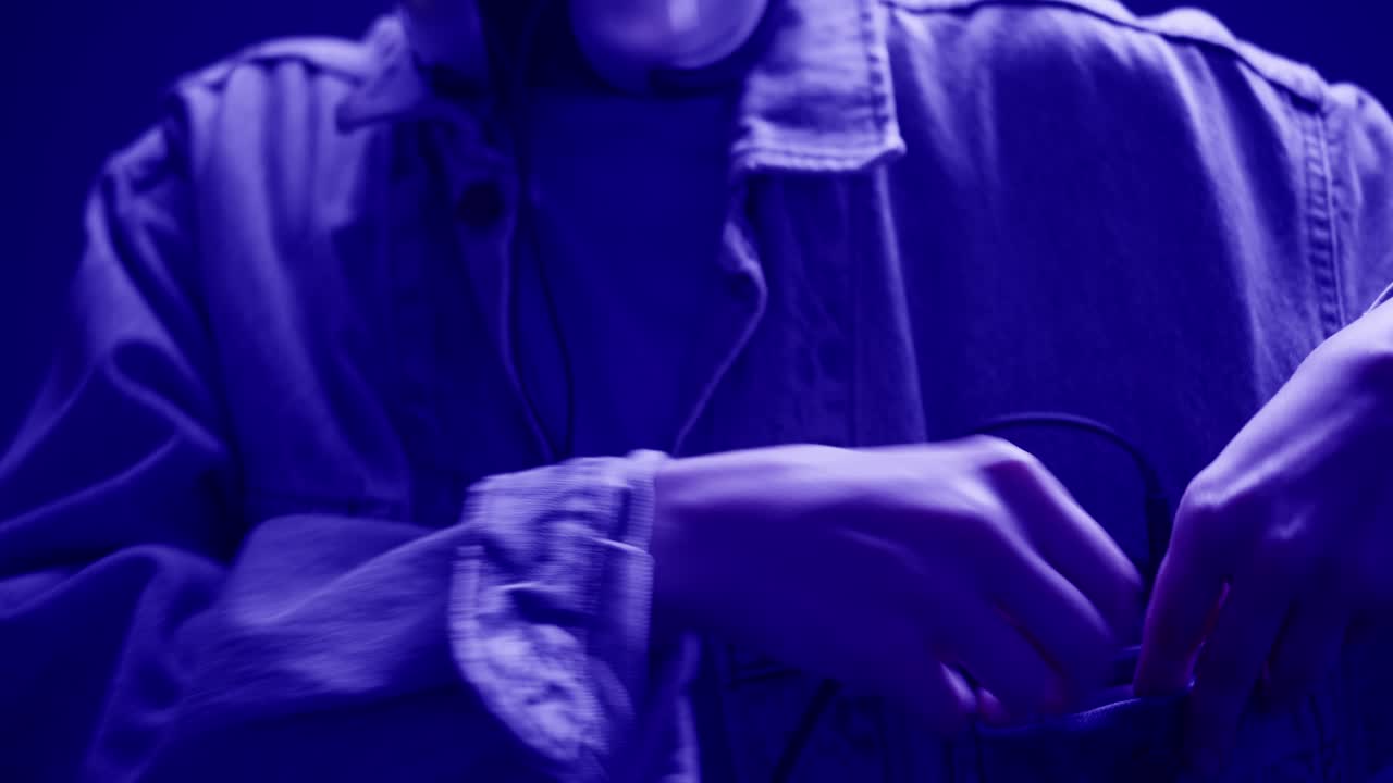 человек, слушающий музыку с наушниками и кассетным проигрывателем