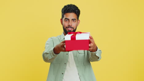 Hombre-Sonriente-Que-Presenta-La-Caja-De-Regalo-De-Cumpleaños-Extiende-Las-Manos,-Venta-De-Descuento-De-Promoción