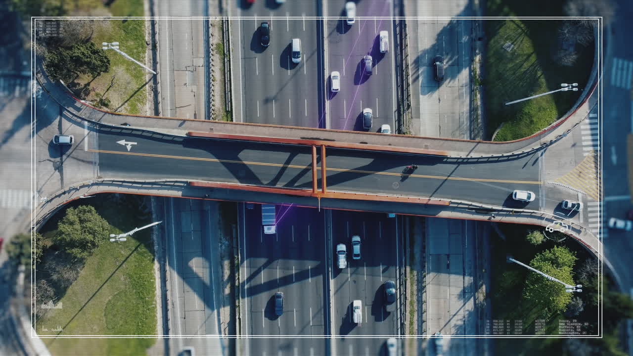 낮에 차량을 추적하는 디지털 빛나는 라인이 있는 번잡한 범미주 고속도로의 공중 하향식 - 최신 gps 기술을 사용한 미래형 개념 - 남미