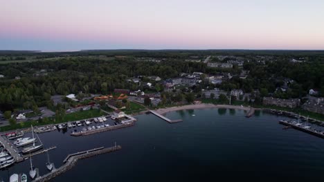 Disparo-De-Un-Dron-En-La-Hora-Dorada-Sobre-Sister-Bay,-Wisconsin-En-El-Otoño