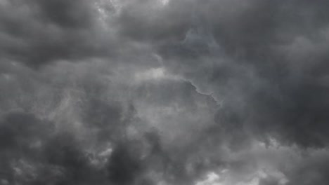 Una-Tormenta-De-Primavera-En-El-Cielo-Oscuro