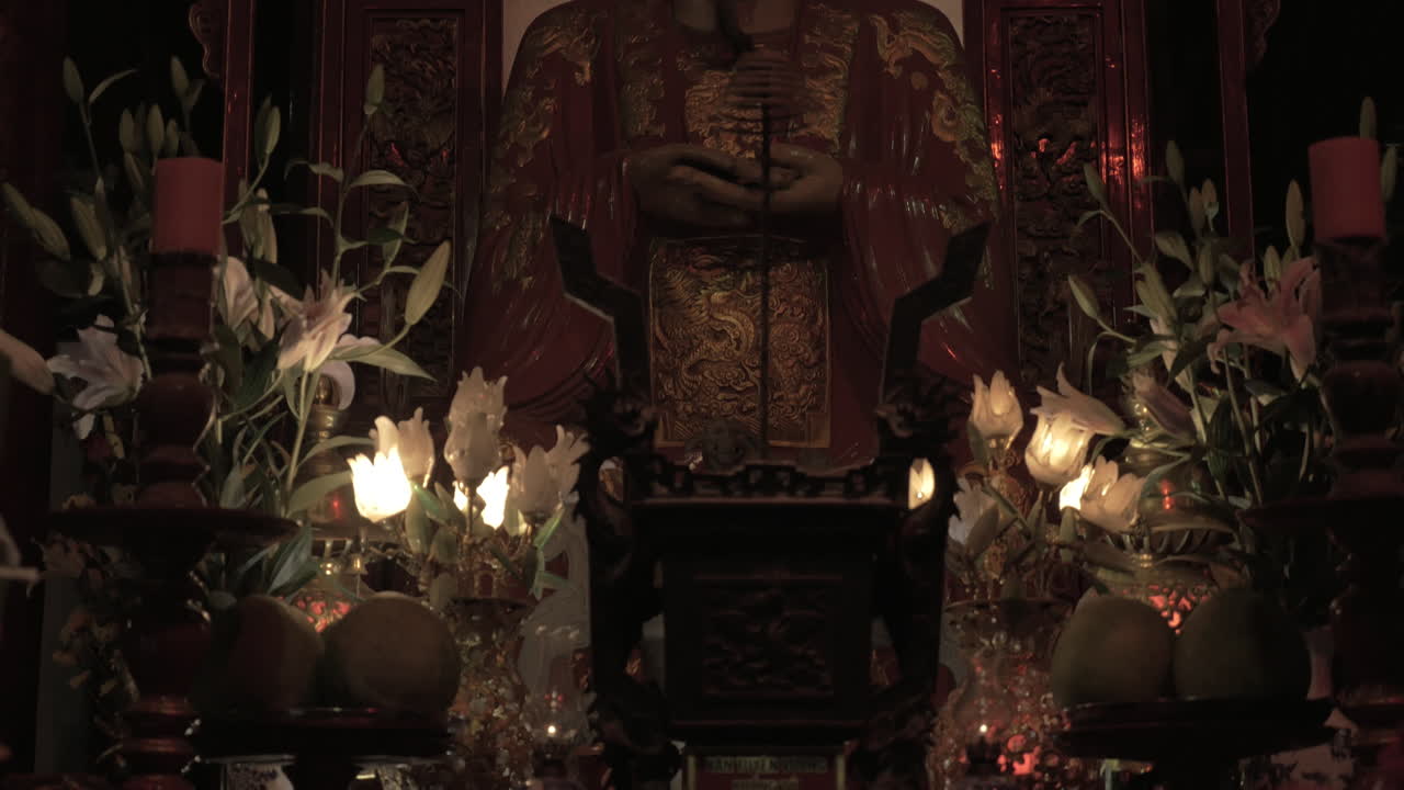 하노이 문학 사원 에 있는 콩푸치우스 동상