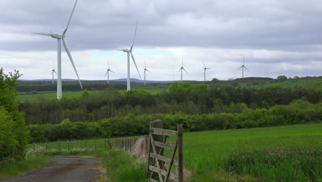 un parque eólico en inglaterra genera energía entre los campos agrícolas